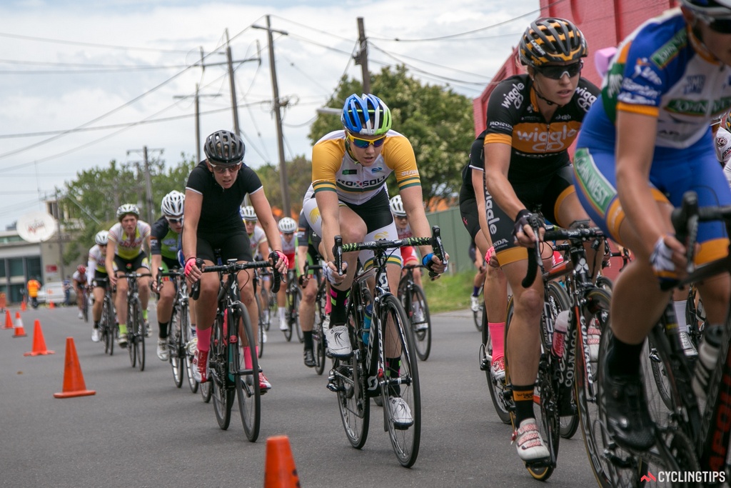 Reigning national criterium champion Sarah Roy (centre, yellow shoulders) is riding for Roxsolt until January at which point she'll join the Orica-AIS squad.