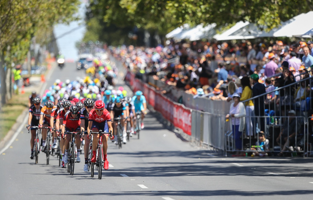 Drapac comes to the front ahead of the final sprint, trying to close down the breakaway to give Wouter Wippert a chance at a sprint victory.