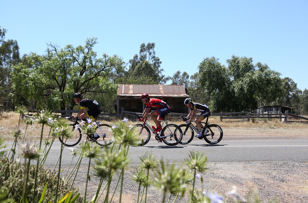 The day's main breakaway featured Will Clarke (Drapac), MTN-Qhubeka’s Tyler Farrar and Mike Cuming (JLT-Condor).