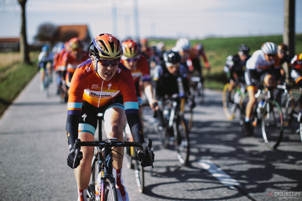 Romy Kasper was part of her team’s show of strength at Omloop Het Nieuwsblad. She finished with the first chase group in 13th place. In his team’s post-race report, Boels-Dolmans director Bram Sevens said: “I saw an impressive race of my riders today. When a group of thirty was in the front of the race, we had seven out of eight riders present there.”