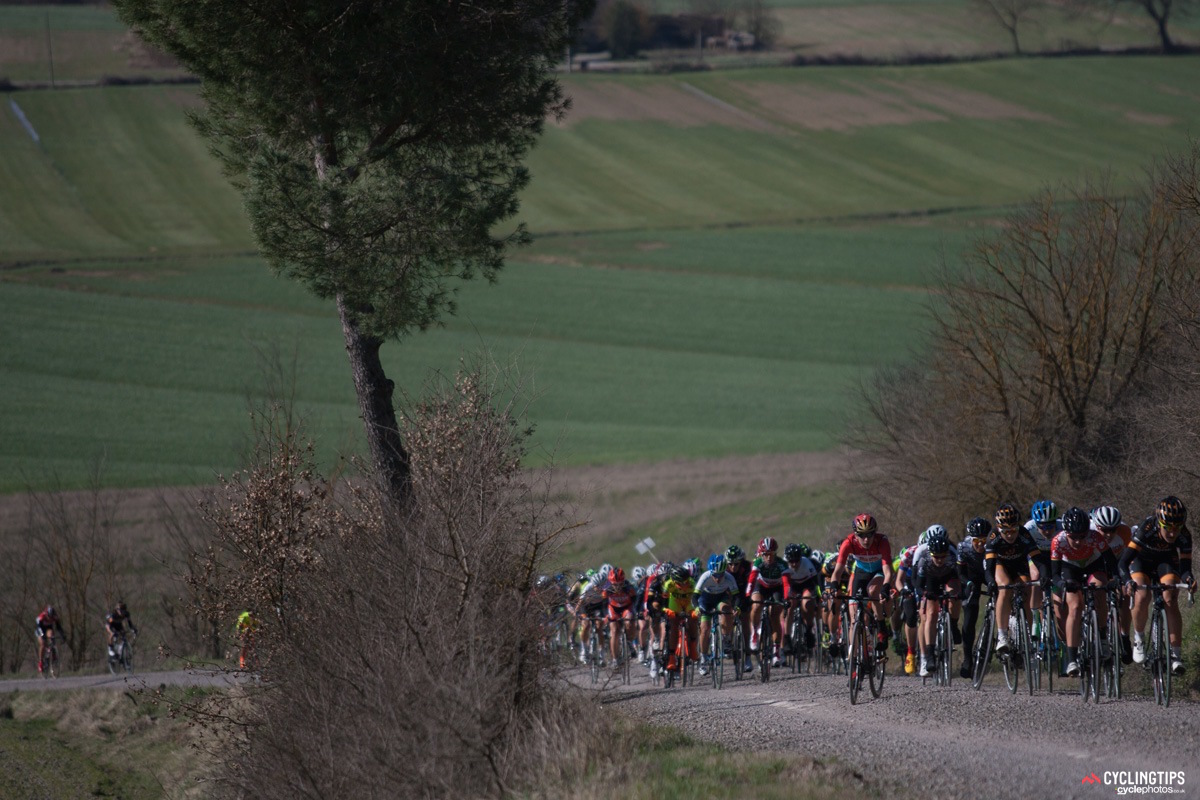 The peloton tackles the first ascent of the second gravel section. “We wanted to be the team driving it into this section,” said Ashleigh Moolman Paiso. “And for Bigla it worked out perfectly to plan. My job on the day was to drive it really hard on all the uphill drags on the longest section. The headwind made it really hard. Although I did make an impact on it to split it up, there were more girls in the split than we had wanted. And from there it became a really tactical race.”