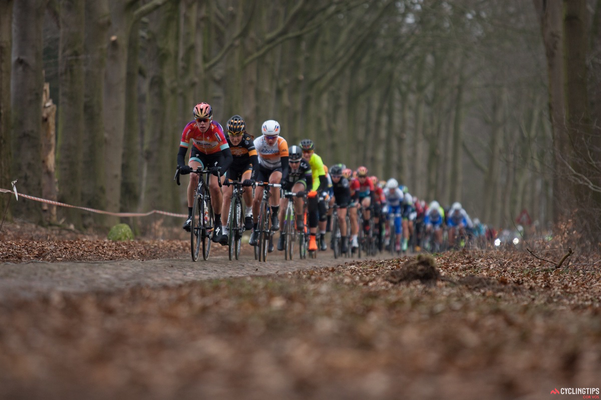 Ellen van Dijk (Boels-Dolmans) sets the pace with Amialiusik slightly up the road.