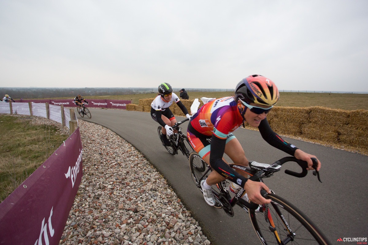 This time it's Lisa Brennauer (Velocio-SRAM) on Lizzie Armitstead's wheel