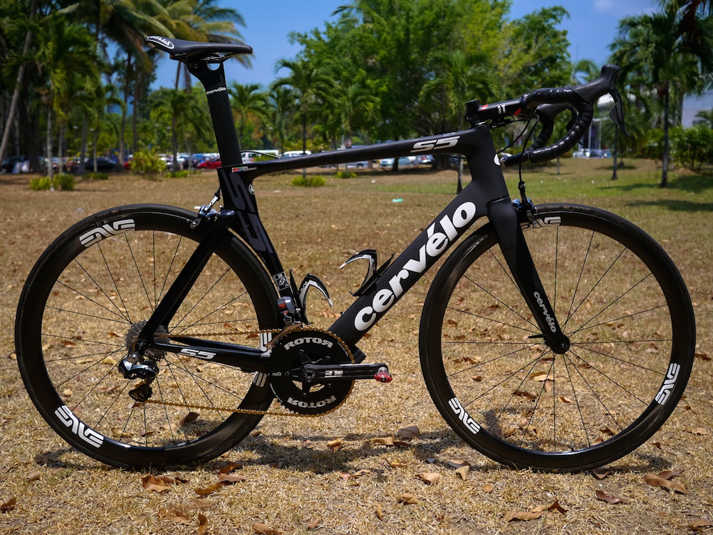 MTN-Qhubeka’s Cervelo S5’s are a bike reminiscent of what Garmin-Sharp used in 2014. ENVE wheels have come on board, last year the team were rolling on Zipp’s hoops. Hubs and spokes are from DT-Swiss. They are one of two teams here in Langkawi on ENVE, though NSC T.W.O have a pretty pink detailed version instead. Rotor, 3T and Shimano make up the rest of the kit with Selle Italia providing the perch. Tyres are from Continental.