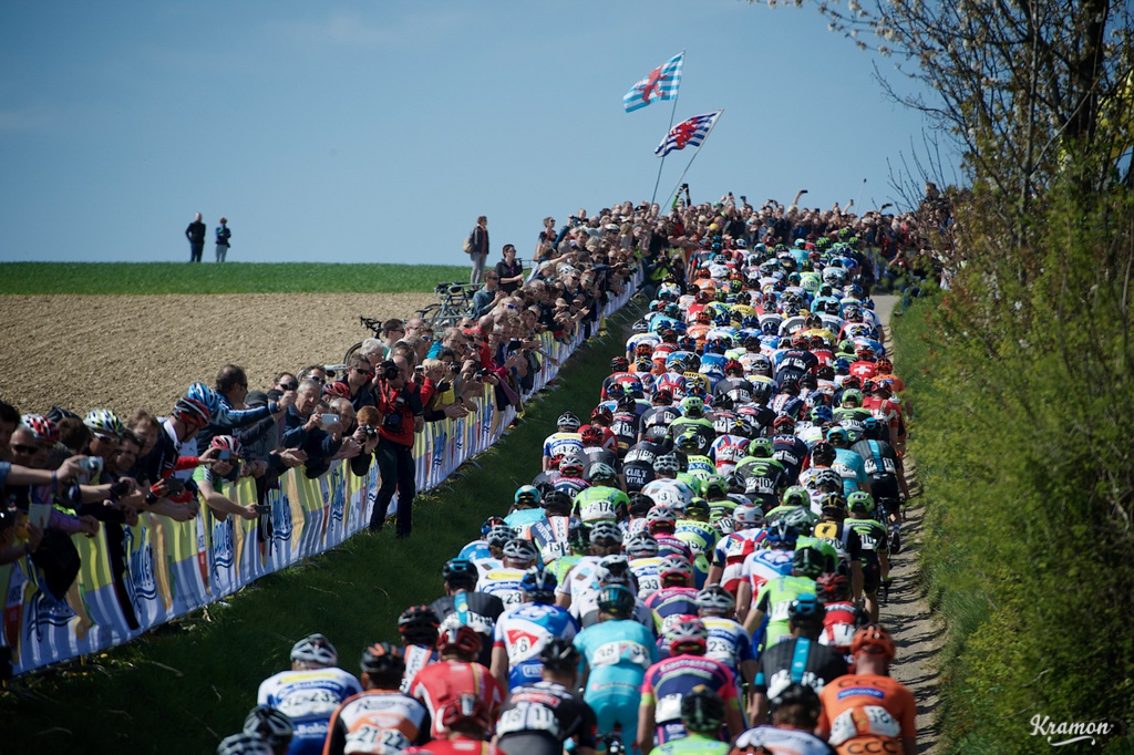 The peloton fills the narrow rode up the Gulpenerberg.