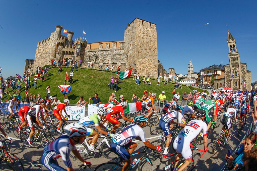 The course used for the road race featured a short, steep climb near the start up past a castle, before a gentle 5km climb.