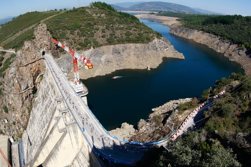 A technical descent between the long climb saw riders tackle a treacherous right turn on to a dam wall, before heading for the final, 1km climb near the end of the 18.2km circuit.