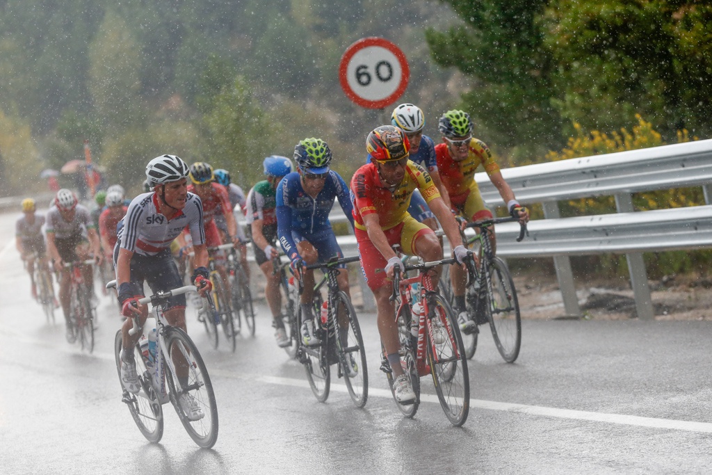 Heavy rain fell through much of the men's road race, which saw a four-rider group get clear early in the race ...