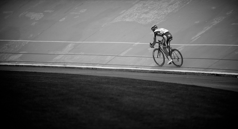 Tom Boonen enters the Ve lodrome solo to claim his 4th win at Roubaix