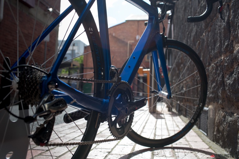 You can see the drive side rear chainstay shape which is new in this edition of the Madone. This is said to reinforce stiffness so that the braking platform is more stable.