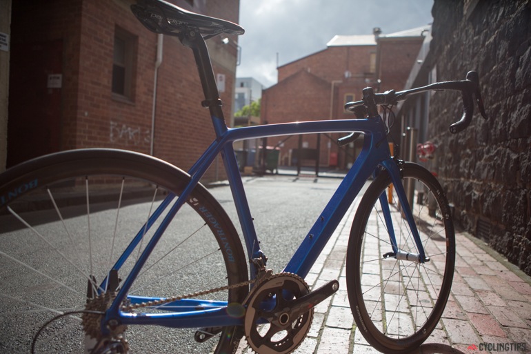 You can see the drive side rear chainstay shape which is new in this edition of the Madone. This is said to reinforce stiffness so that the braking platform is more stable.