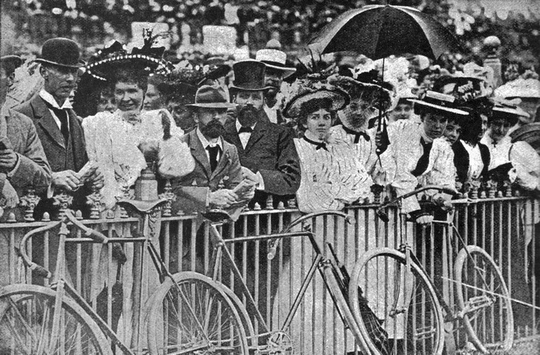 The crowd watches on at the 1896 Austral (Image via "A Whirr of Many Wheels" by Rod Charles)