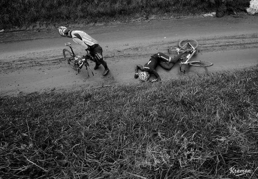 Jack Bauer lies motionless after his Dwaars door Vlaanderen crash.