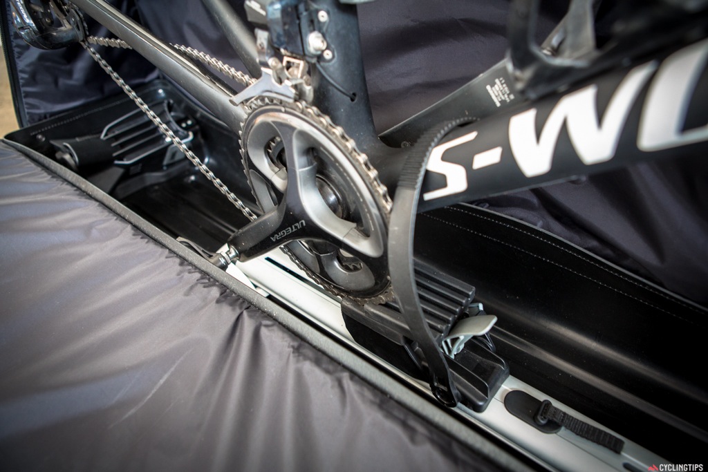 The railing inside the case (doubling as the workstand base) protects the chainring with a firm rubber block. Tip: always put the chain in the big ring when transporting your bike