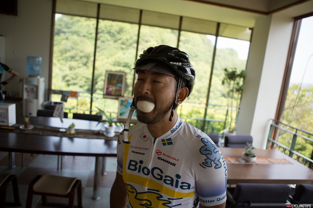 Local knowledge is irreplaceable and Aki knew the place to stop and where to get the Hassaku orange Daifuku